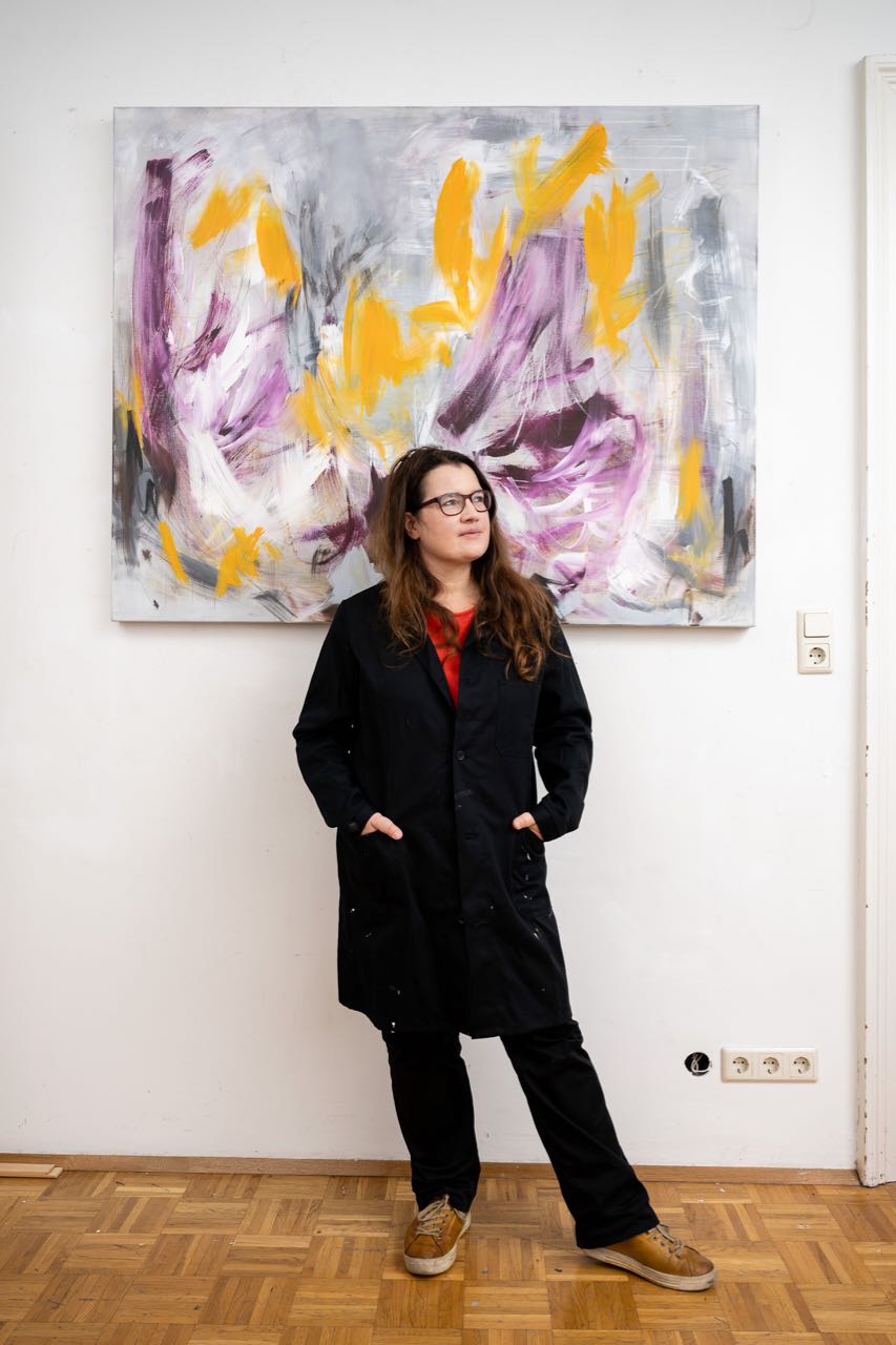 Wiener Künstlerin Monika Herschberger vor einem ihrer abstrakten Gemälde